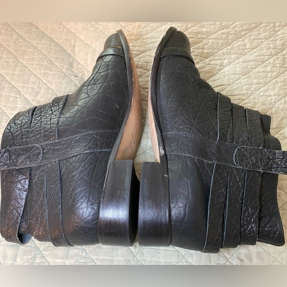 Matt Bernson short boots, size 8.5.  Textured black leather. Slip on. - Picture 2 of 9